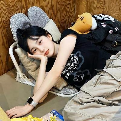 穿条纹衣的男孩